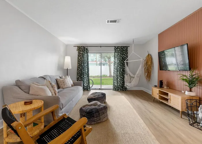 Island Suite - Walk To Downtown!